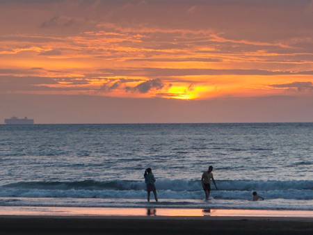 %E6%B2%99%E5%B4%99%E6%B5%B7%E6%B0%B4%E6%B5%B4%E5%A0%B4-tamsui-district-new-taipei beach