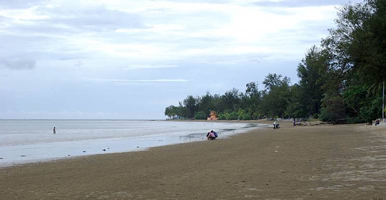 tanjung-aru-beach-kota-kinabalu-sabah beach