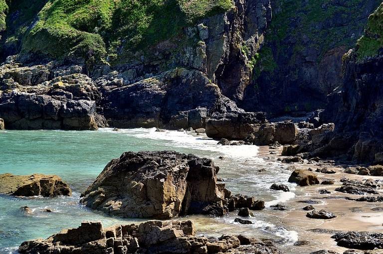 treen-cove-zennor-england beach