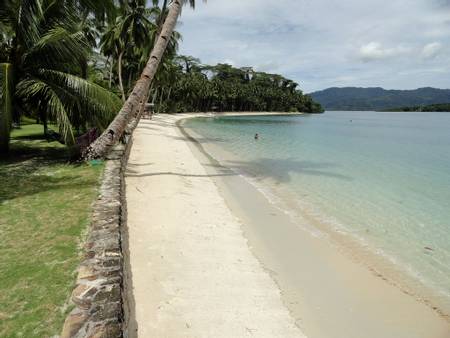 white-beach-roxas-palawan beach