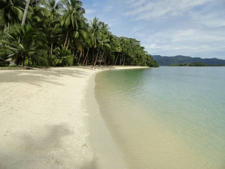 white-beach-roxas-palawan beach