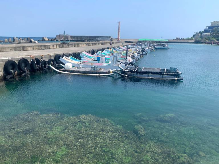 yufu-fishing-harbor-lambai-island beach