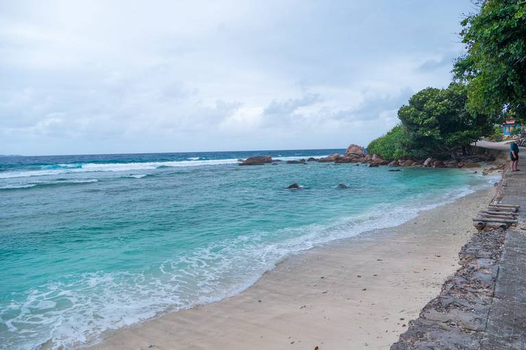 anse-banane-low-tide-wade beach