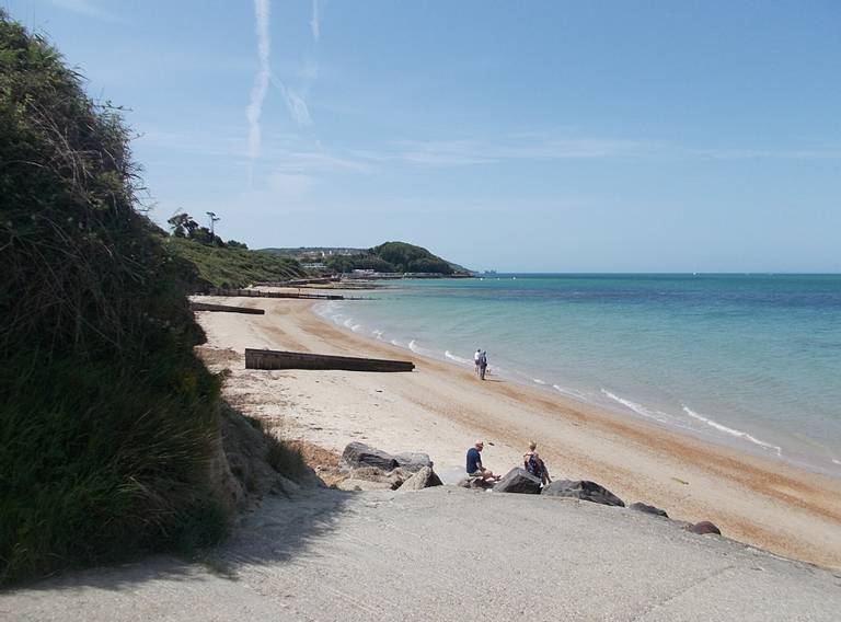 colwell-bay-freshwater-england beach