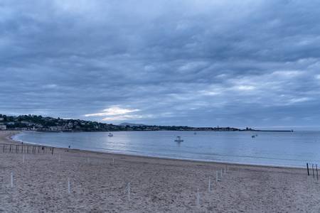 grande-plage-saint-jean-de-luz-nouvelle-aquitaine beach