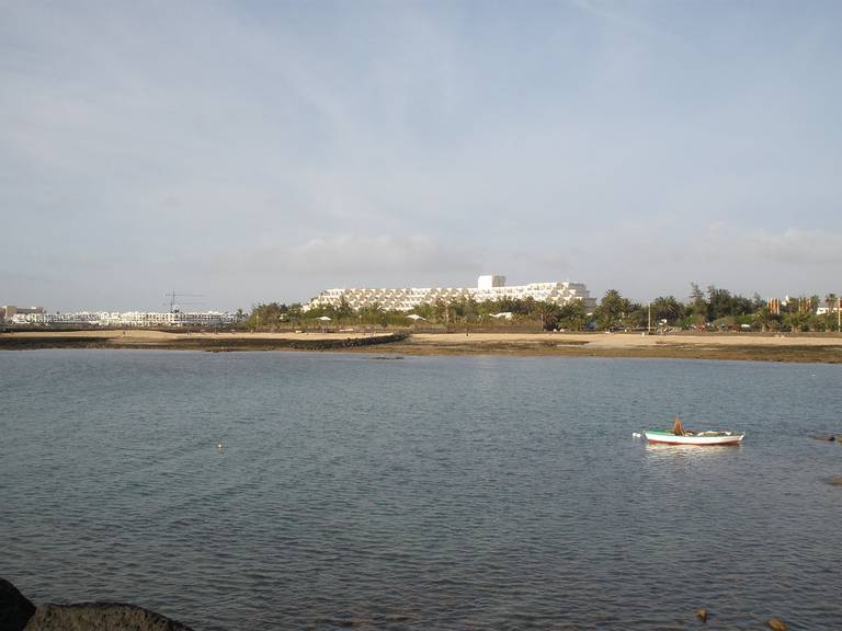 las-cucharas-costa-teguise beach