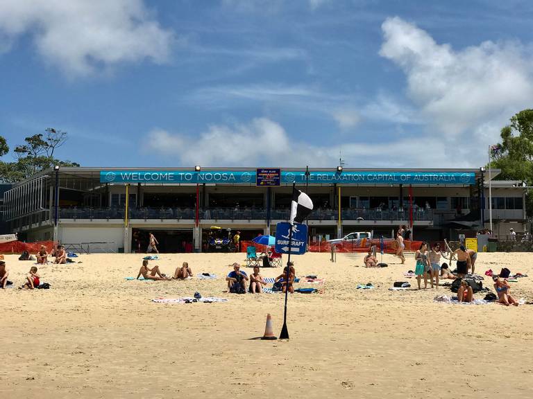 noosa-main-beach-noosa-heads-queensland beach