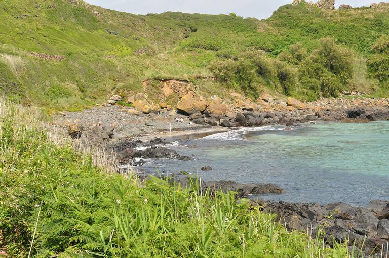 porthbeer-cove-coverack-england beach