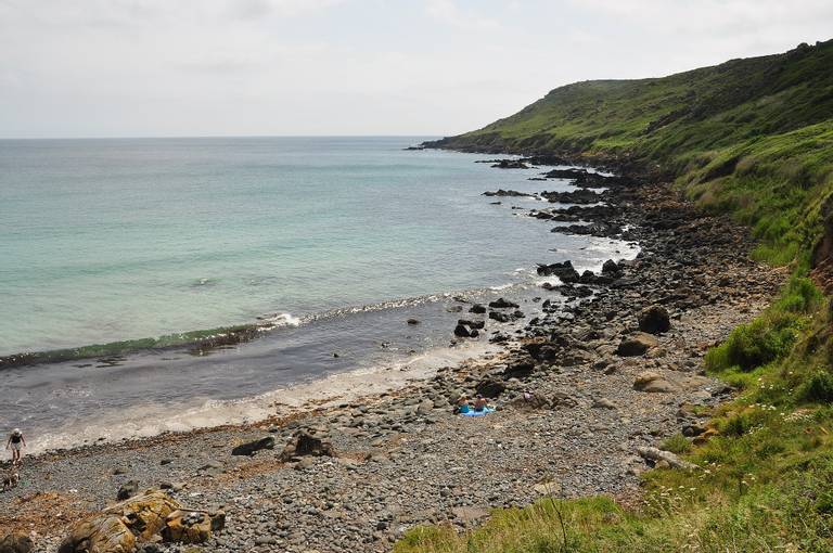 porthbeer-cove-coverack-england beach