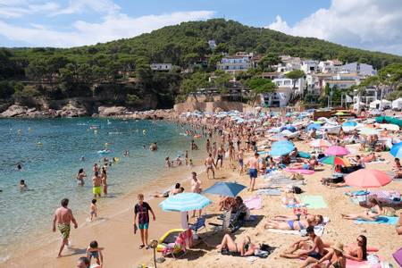 platja-den-gotes-calella-de-palafrugell-catalonia beach