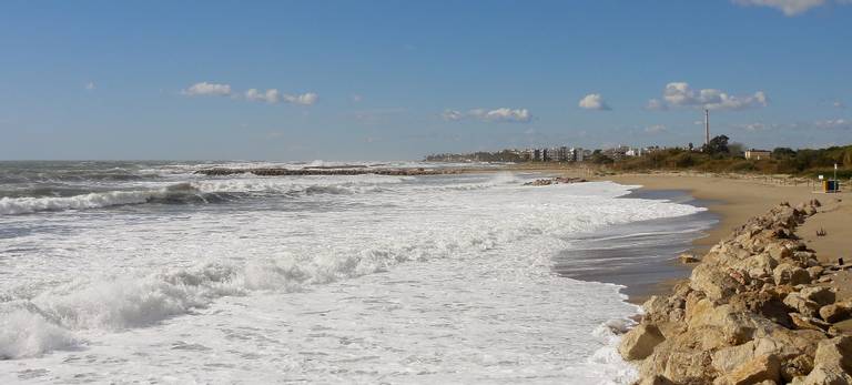 platja-llarga-vilanova-i-la-geltr%C3%BA-catalonia beach