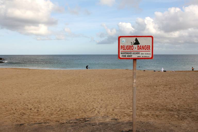 playa-caleta-del-congrio-yaiza beach