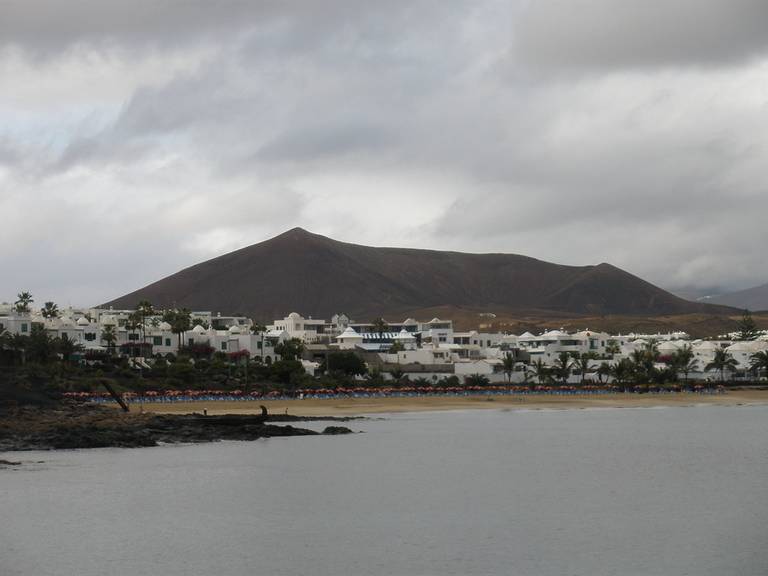 playa-de-las-cucharas-teguise beach