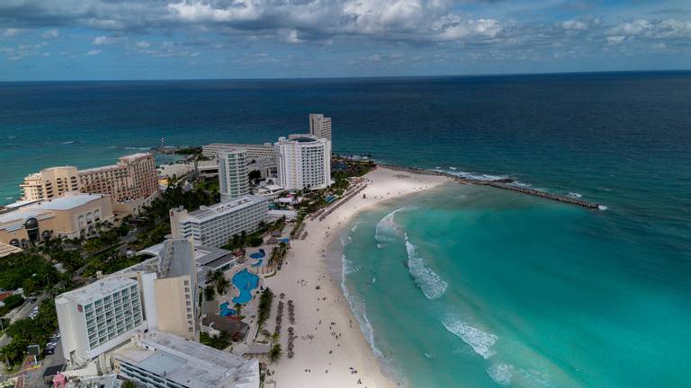 playa-gaviota-azul-cancun beach