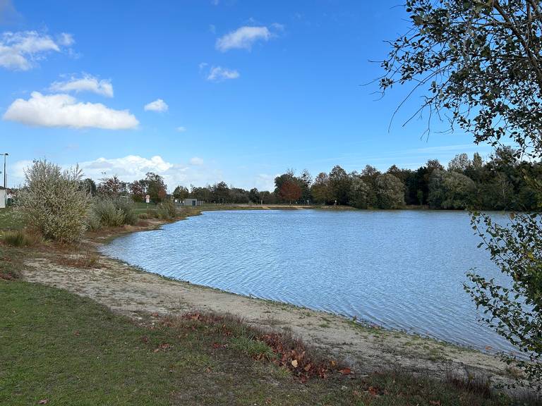 plage-de-l%C3%A9tang-de-monnaie-monnaie-centre-val-de-loire beach