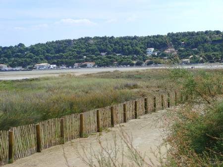 plage-la-franqui-poste-de-secours-les-coussoules-leucate-occitania beach