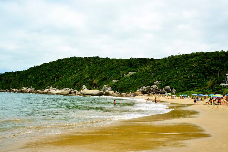 praia-da-tainha-bombinhas-santa-catarina beach