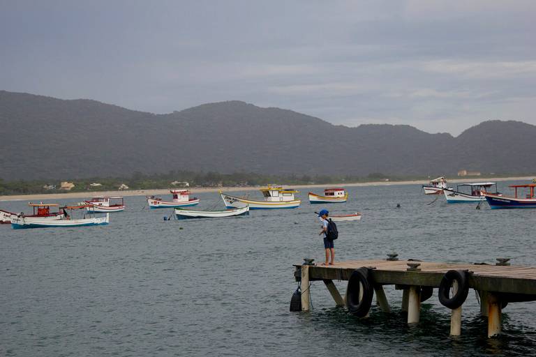 praia-da-arma%C3%A7%C3%A3o-penha-santa-catarina beach