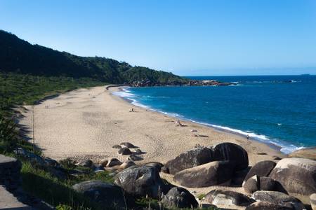 praia-de-taquarinhas-balne%C3%A1rio-cambori%C3%BA-santa-catarina beach