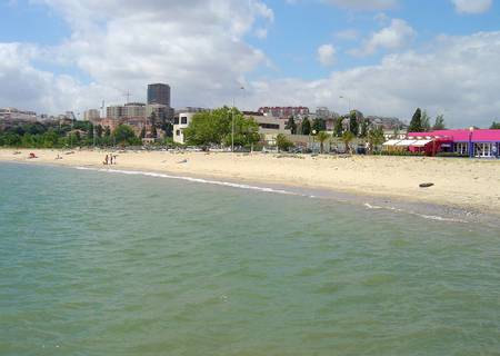 praia-de-alg%C3%A9s-alg%C3%A9s-linda-a-velha-e-cruz-quebrada-dafundo-%C3%A1rea-metropolitana-de-lisboa beach