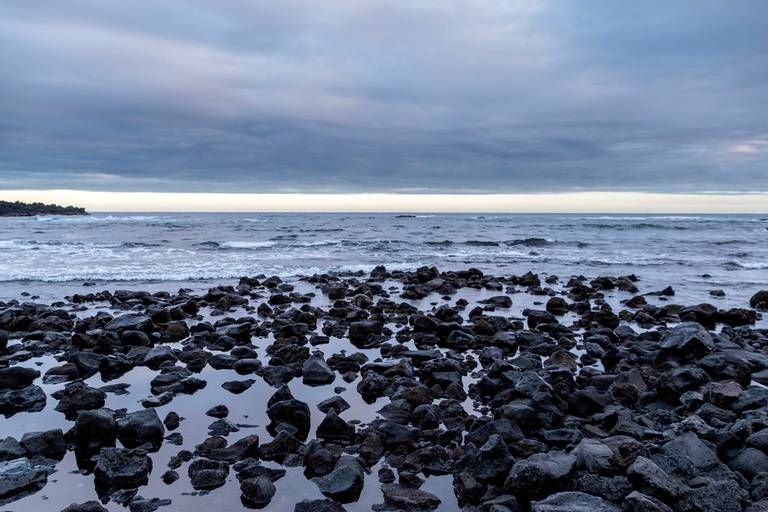 rocky-beach-wailea-makena-hawaii beach